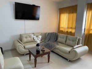 a living room with two couches and a tv at CIC APARTAMENTO CASTELLANA 3PISO PARQUEADERO GRATIS in Montería