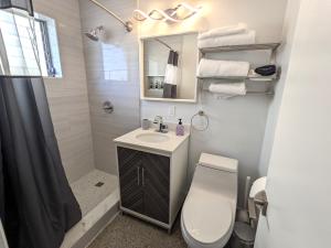 Ένα μπάνιο στο Modern Oasis! Walk to Beach, King Bed, Backyard & Workspace +21 φωτογραφίες