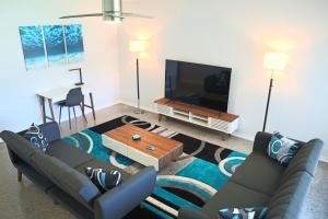 Μια τηλεόραση ή/και κέντρο ψυχαγωγίας στο Modern Oasis! Walk to Beach, King Bed, Backyard & Workspace