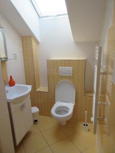 Koupelna v ubytování Apartmany Jaruska + 30 fotografií