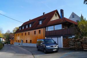 ein Van vor einem Haus geparkt in der Unterkunft Gelber Löwe B&B Nichtraucherhotel in Schwabach