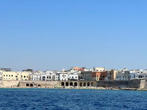 ein Blick auf eine Stadt vom Wasser aus in der Unterkunft Antica Tonnara Gallipoli in Gallipoli