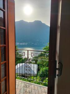 balkon z widokiem na ocean w obiekcie Casa Rina w mieście Nesso