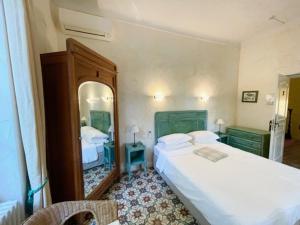 Postel nebo postele na pokoji v ubytování Hotel Villa Provencale