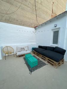 sala de estar con sofá y silla en Merkat Center Alicante, en Alicante