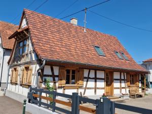 KesseldorfにあるUne Maison à Colombages - Cosy, Lumineuse et Saunaの赤い屋根の古い建物