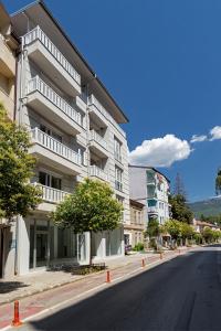 een lege straat voor een wit gebouw bij Villa Torres in Ohrid