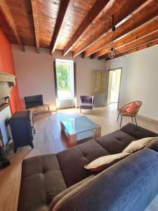 uma sala de estar com um sofá e uma televisão em Joli gîte chez Paulette à 10 min du Puy du Fou em Sevremont