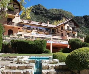 een groot huis met een fontein ervoor bij ANA Apartments & Parking Mendoza in Mendoza