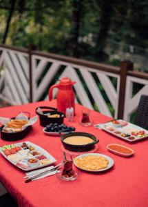una mesa con un mantel rojo con comida. en Sapanca Casamia Suit, en Sapanca