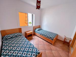 um quarto com 2 camas e uma janela em Visit Oued Laou - Jawhara em Oued Laou