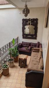 ein Wohnzimmer mit einem Sofa und einem Spiegel in der Unterkunft Riad Taziri in Marrakesch