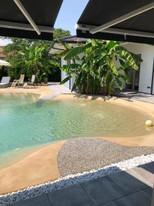 בריכת השחייה שנמצאת ב-Dépendance in villa או באזור