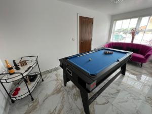 Билярдна маса в Luxury 4 bedroom Retreat; with hot tub & parking