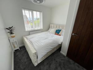 Postel nebo postele na pokoji v ubytování Luxury 4 bedroom Retreat; with hot tub & parking