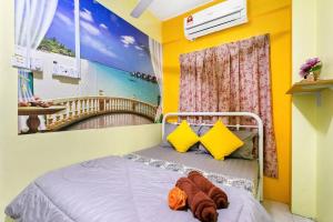 1 dormitorio con 1 cama con una pintura en la pared en 3 scenic air cond bedrooms, 11 minutes Rawang City en Rawang