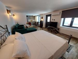 una camera con letto e un soggiorno di Maria Tsomou a Theológos