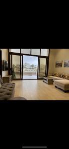 una grande camera con una grande finestra e un letto di Hawana Salalah Villa Lake View a Salalah