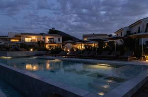 Casa Paradisu内部或周边的泳池