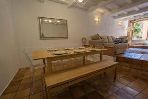 sala de estar con mesa y sofá en La Marinade, en Banyuls-sur-Mer