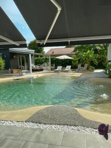 Bazén v ubytovaní Dépendance in villa alebo v jeho blízkosti