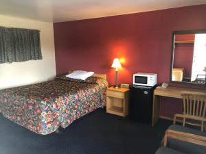 En eller flere senge i et værelse på Parkway Motel