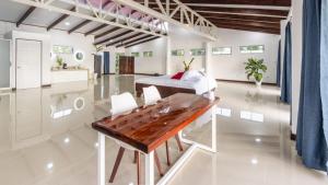 Posezení v ubytování The Babylon Suite Tortuguero