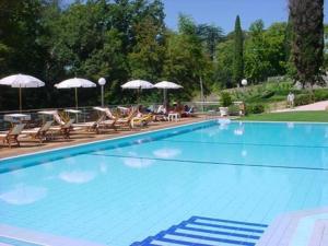 Bazén v ubytování Park Hotel Villa Potenziani nebo v jeho okolí