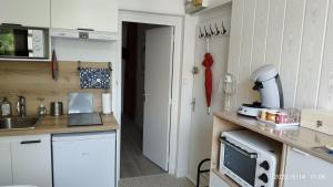 Kuchyňa alebo kuchynka v ubytovaní Logement refait à neuf - Résidence - Chez Christian