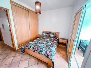 Dormitorio pequeño con cama y armario en Visit Oued Laou - Jawhara, en Oued Laou