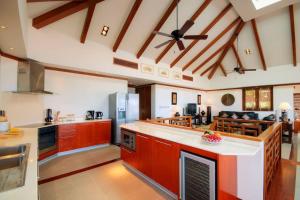 una grande cucina con armadi in legno e soffitto di Patong Seaview Luxury Villa Penda a Patong Beach