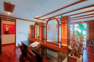 Patong Seaview Luxury Villa Penda في شاطيء باتونغ: غرفة مع منضدة مع مرايا وطاولة