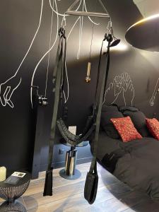 - une chambre avec un lit avec un serpent suspendu au plafond dans l'établissement Luxe and Spa, à Condé-Sainte-Libiaire