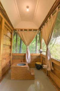 uma sauna com uma banheira num quarto com uma janela em Miseni Retreat em Saadani