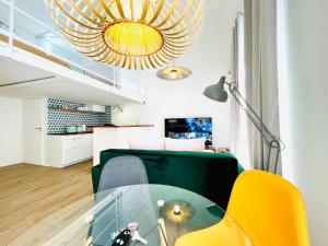 a living room with a table and yellow chairs at Duplex-Ceiling height 1,9m-Free private parking-Netflix-Self check in !! Duplex climatisé-Hauteur sous plafond 1,9m-Parking privé gratuit-Netflix-Arrivée autonome !! in Avignon