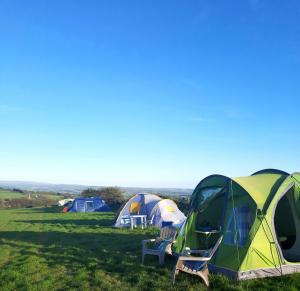 Zdjęcie z galerii obiektu Summit Camping Kit Hill Cornwall Stunning Views Pitch Up or book Bella the Bell Tent w mieście Callington
