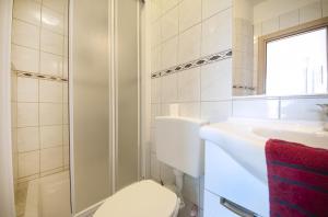 Koupelna v ubytování Guest House Loranum + 37 fotografií