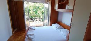 Camera piccola con letto e balcone. di Apartments Ivanka a Hvar