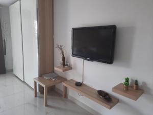 En tv och/eller ett underhållningssystem på APP Nina Portoroz