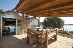 um pátio com uma mesa de madeira e um edifício em Guest House Loranum em Sevid