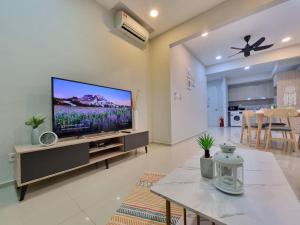 Televisi dan/atau pusat hiburan di Cozy Klang Homestay 2-7pax 3Bedroom Netflix WIFI Infinity Pool