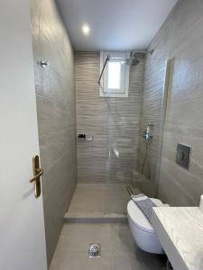 A bathroom at Captain Stavros
