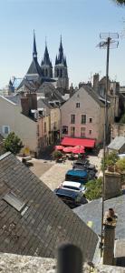 une ville avec des voitures garées dans un parking avec des bâtiments dans l'établissement Le logis de la rue des Arts, à Blois