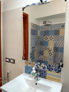 Forlì del Sannio的住宿－Soggiorno Lucia，一间带水槽和镜子的浴室