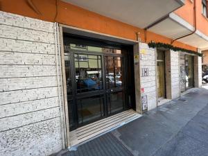 una entrada a un edificio con puertas de cristal en JS appartament Luxury, en Roma
