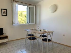 Televízia a/alebo spoločenská miestnosť v ubytovaní Solenta - Sunny & Bright Apartment near Beach w Self CheckIN