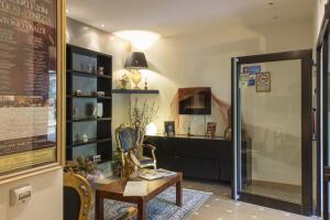 ein Zimmer mit einem Tisch und einem Regal in der Unterkunft Hotel Feel Inn Venice Airport in Campalto