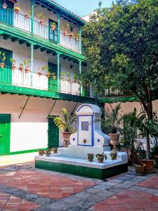 een gebouw met een fontein in het midden van een binnenplaats bij La Puerta Verde de las Setas de Sevilla in Sevilla