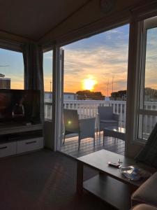 holidayhome-romneysands holiday park的阳台或露台