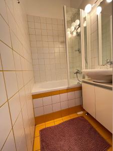 Ένα μπάνιο στο Madach square apartment